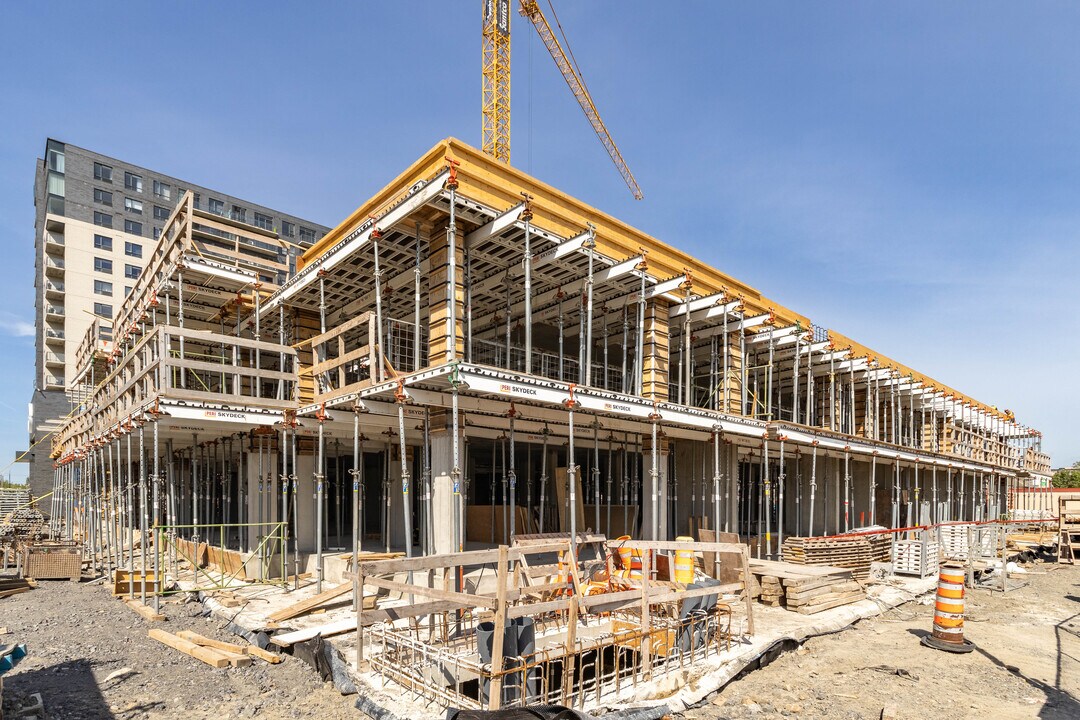 Équinoxe Daniel-Johnson in Laval, QC - Building Photo