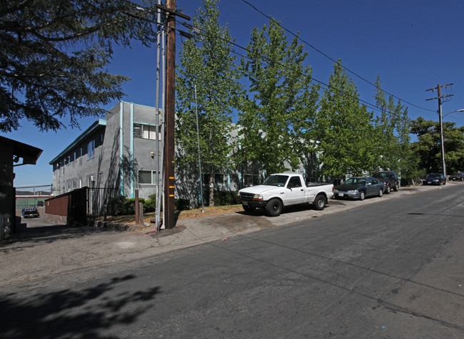 10023 Samoa Ave in Tujunga, CA - Foto de edificio - Building Photo