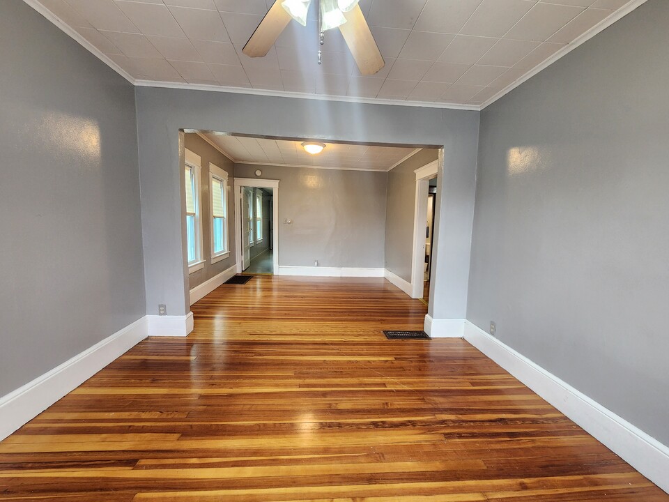 201 Montgomery St, Unit 1st floor w/in-unit laundry! in Chicopee, MA - Building Photo