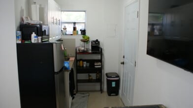 2240 NW 90th St, Unit 1 Studio in Miami, FL - Building Photo - Building Photo