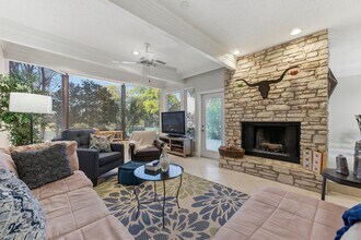 107 World of Tennis Sq, Unit 107 in Lakeway, TX - Foto de edificio - Building Photo