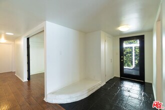 5652 Fallbrook Ave in Los Angeles, CA - Building Photo - Building Photo