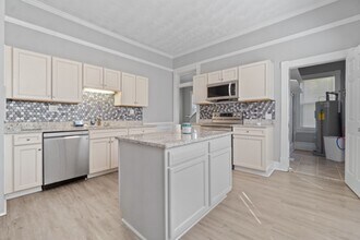 1411 Victoria Blvd in Hampton, VA - Building Photo - Building Photo