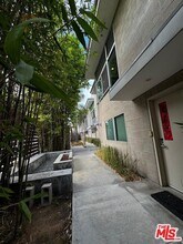 717 Highland Ave in Los Angeles, CA - Foto de edificio - Building Photo