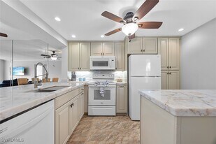 1083 Forest Lakes Dr in Naples, FL - Building Photo