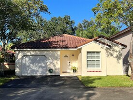 1303 Seagrape Cir in Weston, FL - Building Photo