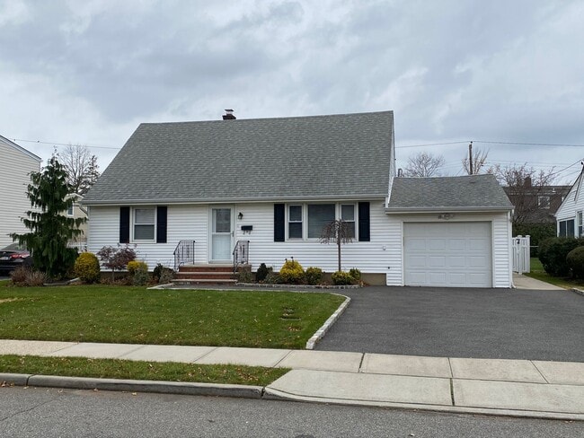 25 Woodhollow Rd in Albertson, NY - Building Photo - Building Photo