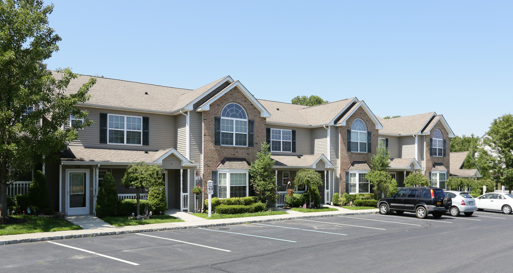 Fairfield Knolls South Apartments in Coram, NY