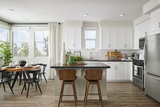 Lincoln Village Apartment Homes in Riverside, CA - Foto de edificio - Building Photo
