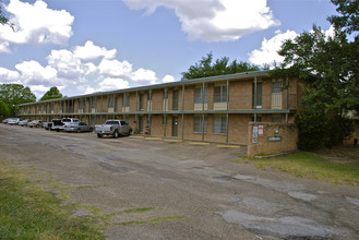 Parkway Manor in Cleburne, TX - Building Photo - Building Photo