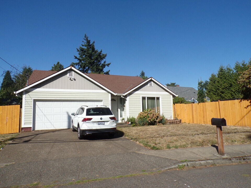 3927 SE 100th Ave in Portland, OR - Building Photo