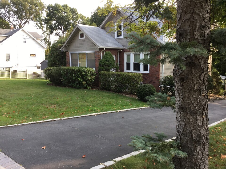 24 Hillside Dr, Unit Second floor in North Haledon, NJ - Building Photo