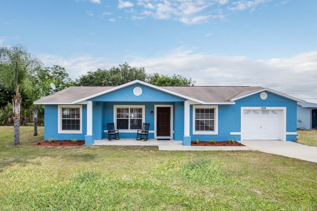 1216 Doris Ave in Tavares, FL - Foto de edificio