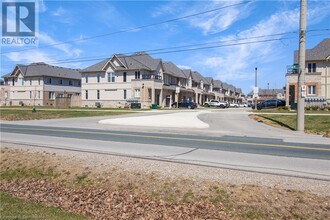1 Mockingbird Ln in Stoney Creek, ON - Building Photo - Building Photo