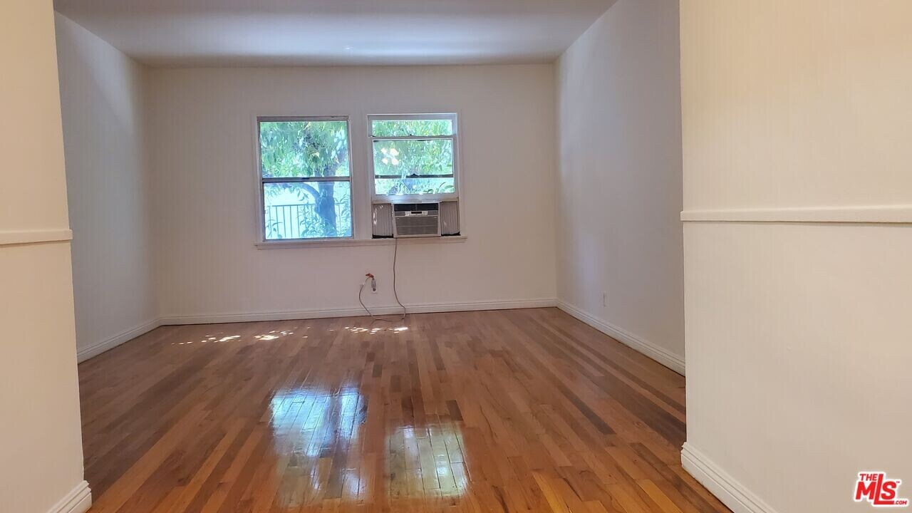 11202 Camarillo St in Los Angeles, CA - Building Photo