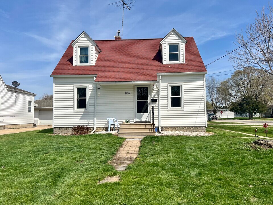 902 Adrian St in Waterloo, IA - Building Photo