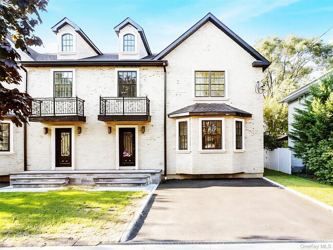 56 Jackson Ave in Mineola, NY - Building Photo - Building Photo