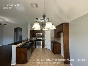 704 SW 43rd St in Moore, OK - Building Photo - Building Photo