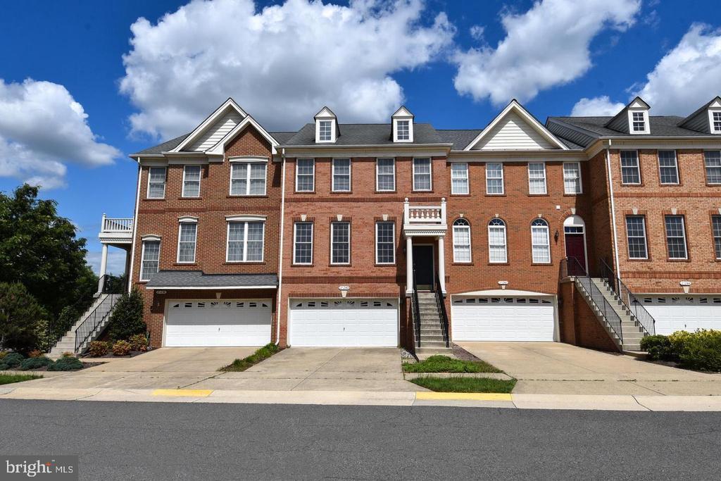 25240 Lyon Terrace in South Riding, VA - Building Photo