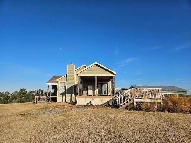 555 Paint Creek Rd in McDade, TX - Foto de edificio - Building Photo