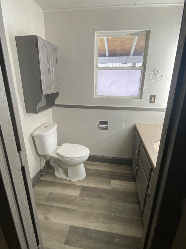 307 Linden St, Unit Right Side Lower 309