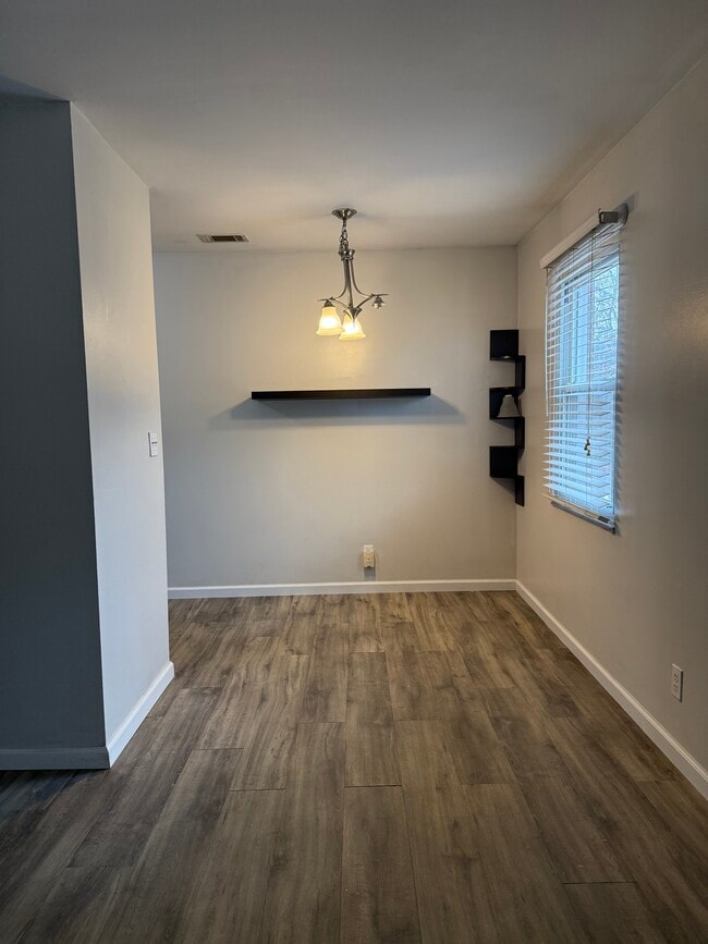 718 Village Ln, Unit 16 in Newburgh, IN - Foto de edificio - Building Photo