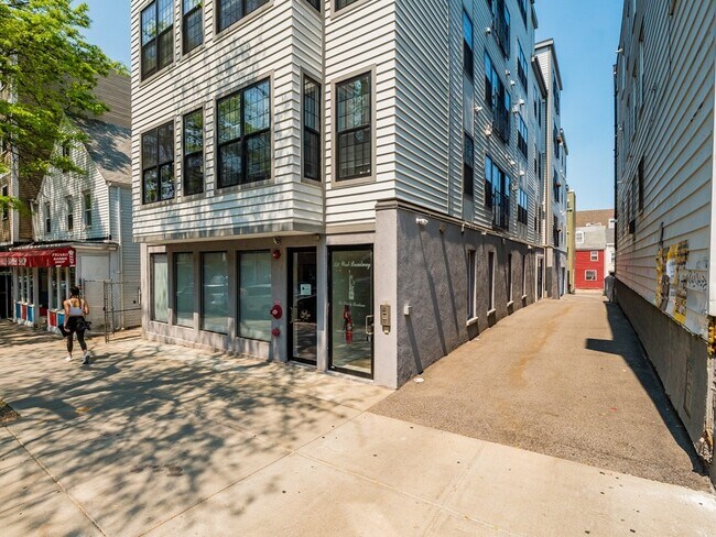 350 W Broadway, Unit 3 in Boston, MA - Building Photo - Building Photo