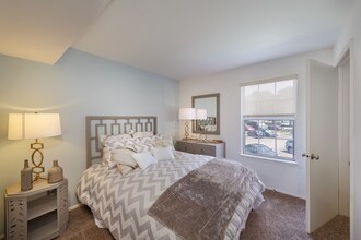 Potomac Vista Apartments in Woodbridge, VA - Foto de edificio - Building Photo