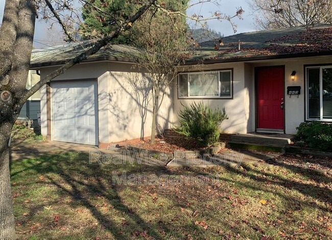 443 NE Baker Dr in Grants Pass, OR - Foto de edificio - Building Photo