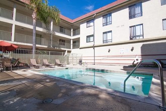 Village Grove in Panorama City, CA - Foto de edificio - Building Photo