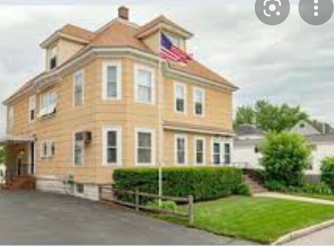 21 Quirin St-Unit -2nd Floor in Manchester, NH - Building Photo