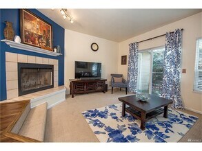 4356 W Lake Sammamish Pkwy SE in Issaquah, WA - Building Photo - Building Photo