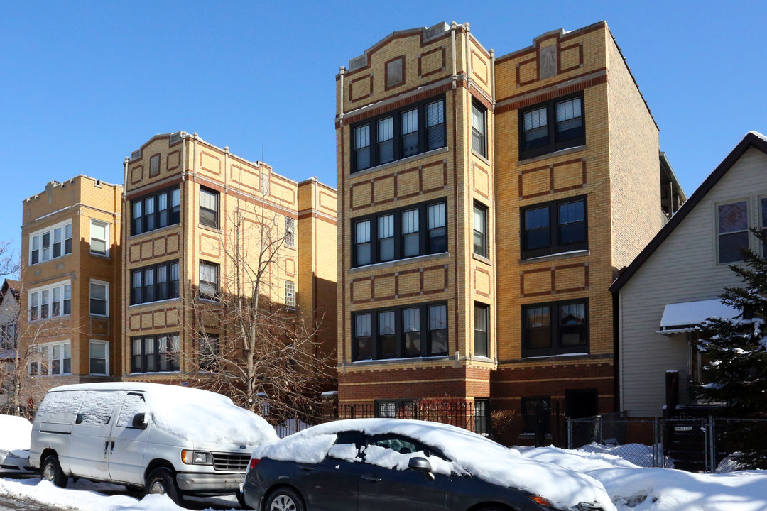 Troy Court in Chicago, IL - Building Photo