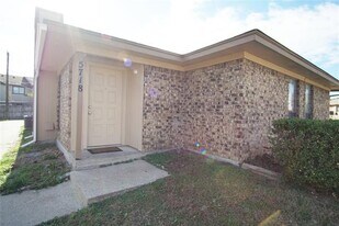 5718 Red Cactus Ct in Arlington, TX - Building Photo