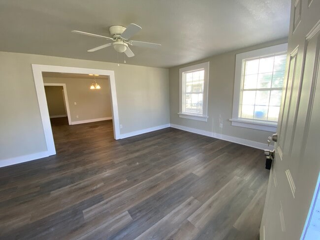 603 N Gaines St in Ennis, TX - Building Photo - Building Photo