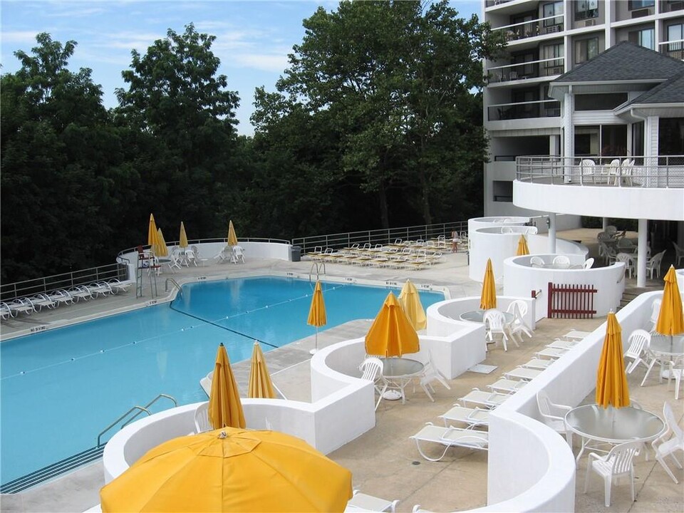 500 High Point Dr in Hartsdale, NY - Foto de edificio