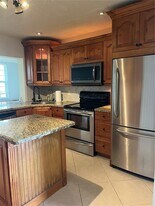 6805 NW 75th St in Tamarac, FL - Building Photo