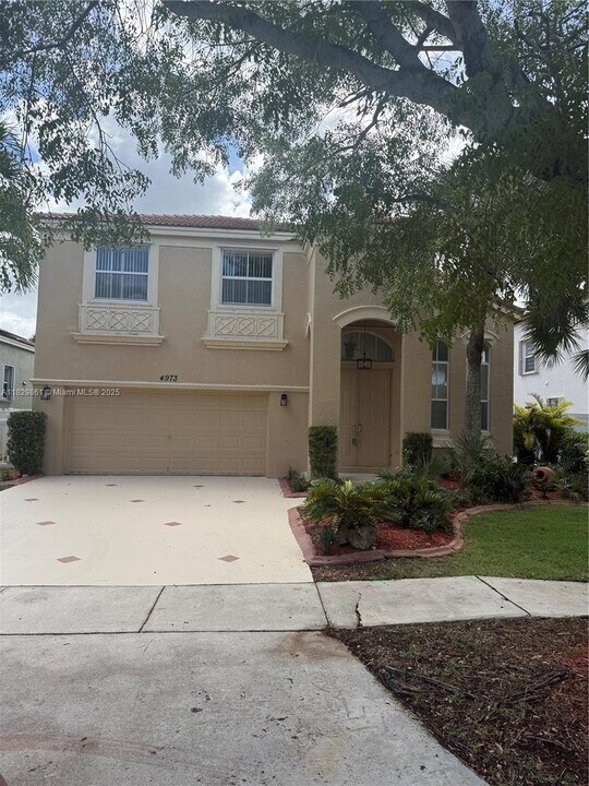 4973 SW 163rd Ave in Miramar, FL - Foto de edificio