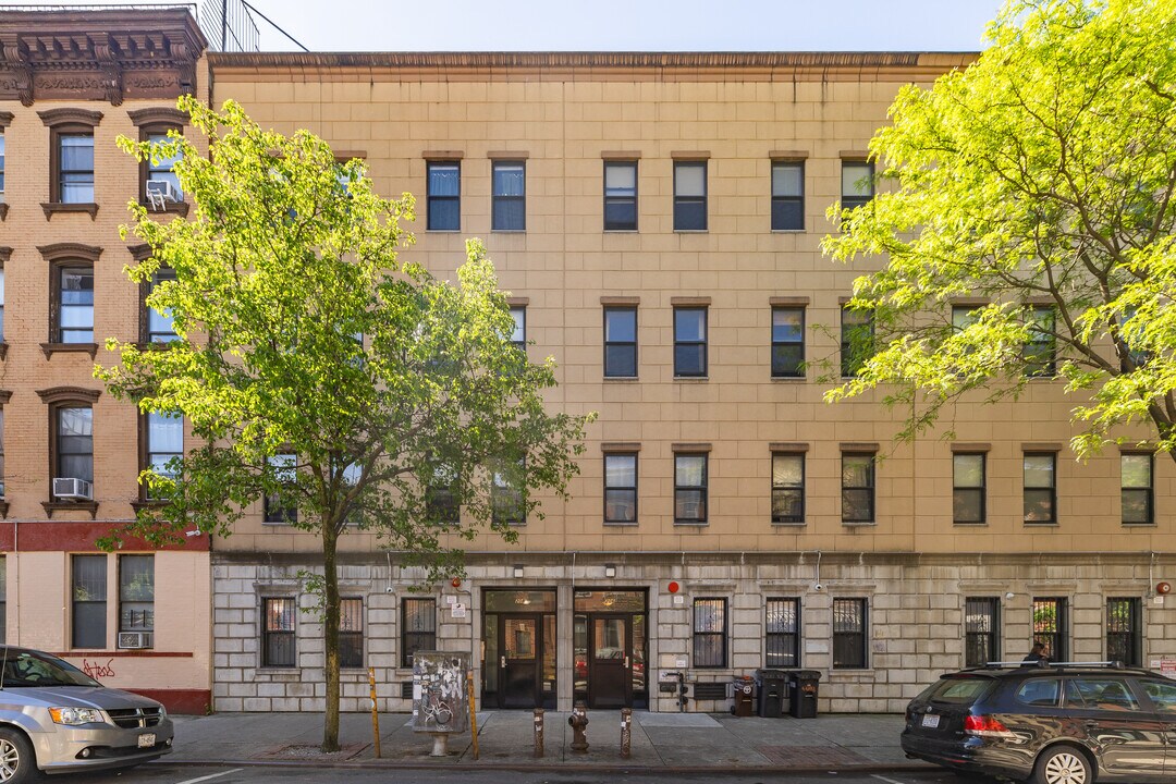 207 Meserole Street in Brooklyn, NY - Building Photo