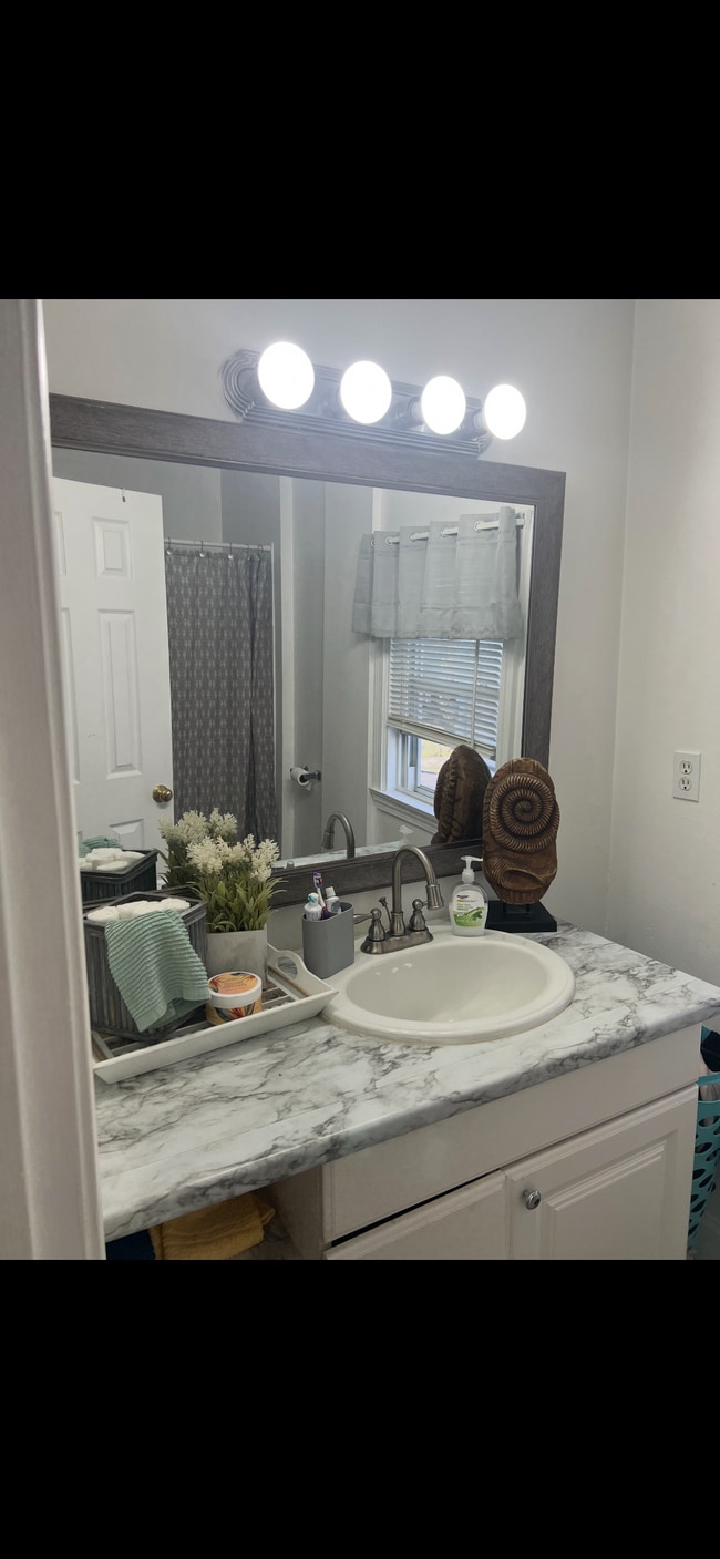 46 Mary Ave, Unit 2nd floor