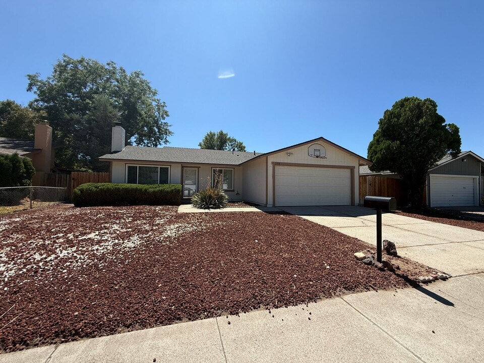 1013 Pinewood Dr in Sparks, NV - Building Photo