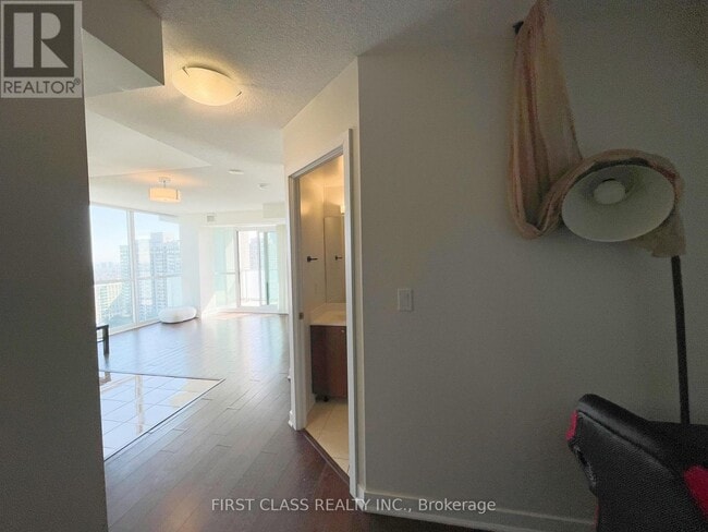 5740 Yonge St in Toronto, ON - Building Photo - Building Photo