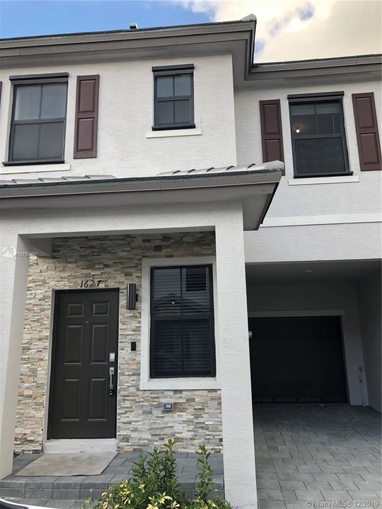 1627 SW 29th St-Unit -1627 in Fort Lauderdale, FL - Building Photo
