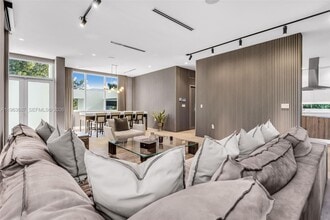 285 W Mashta Dr in Miami, FL - Building Photo - Building Photo