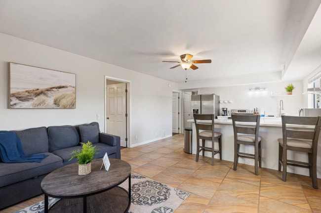 321 W Kalmia St in Fallbrook, CA - Foto de edificio - Building Photo