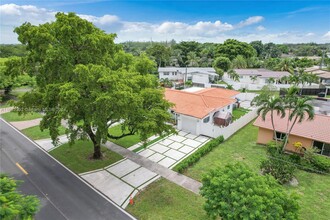 1040 N Royal Poinciana Blvd in Miami Springs, FL - Foto de edificio - Building Photo