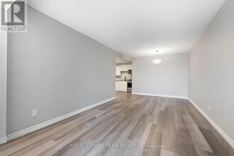 200 Bay St in Ottawa, ON - Building Photo - Building Photo