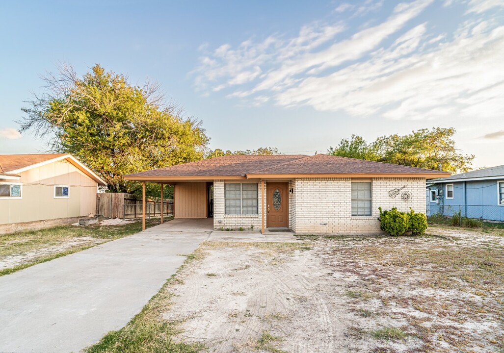 512 W 15th St in Del Rio, TX - Building Photo