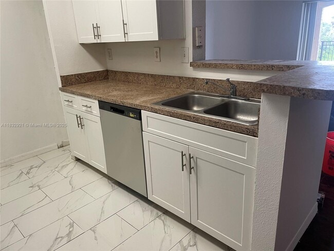 201 SW 116th Ave in Pembroke Pines, FL - Building Photo - Building Photo