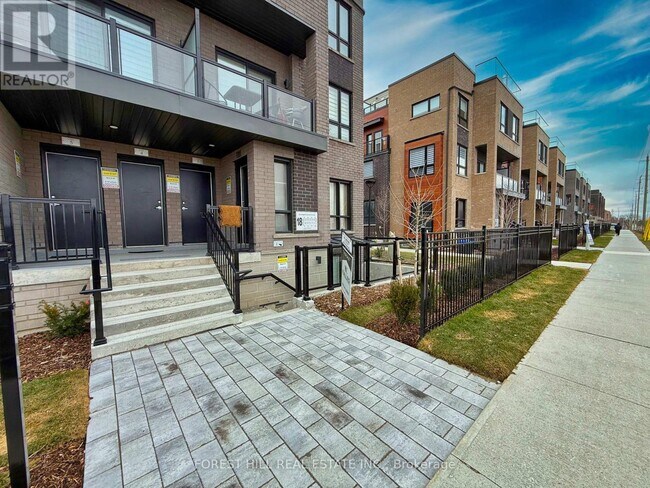 18 Lytham Grn Cir in Newmarket, ON - Building Photo - Building Photo